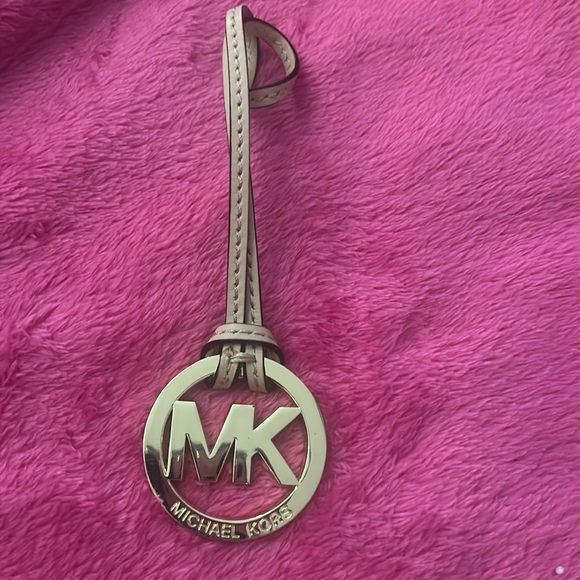 MICHAEL KORS GOLD 3D MK LOGO TAN LUGGAGE LEATHER PURSE CHARM KEY FOB HANG TAG - Picture 1 of 3